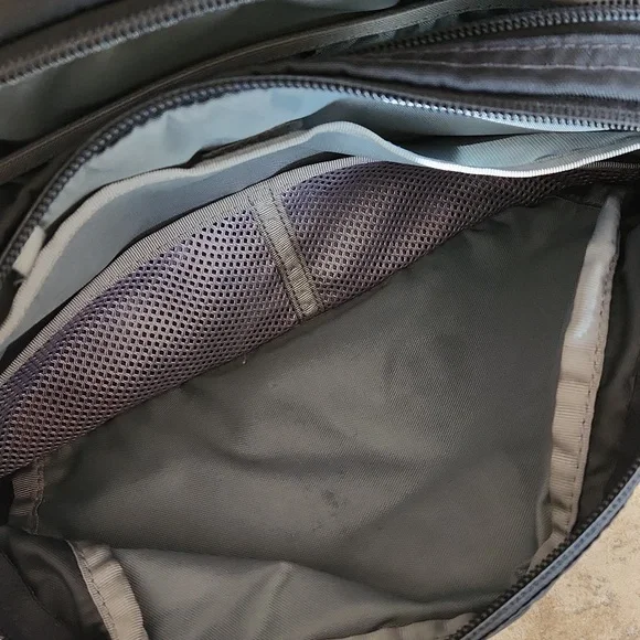 The North Face black womans belt bag - Picture 3 of 10